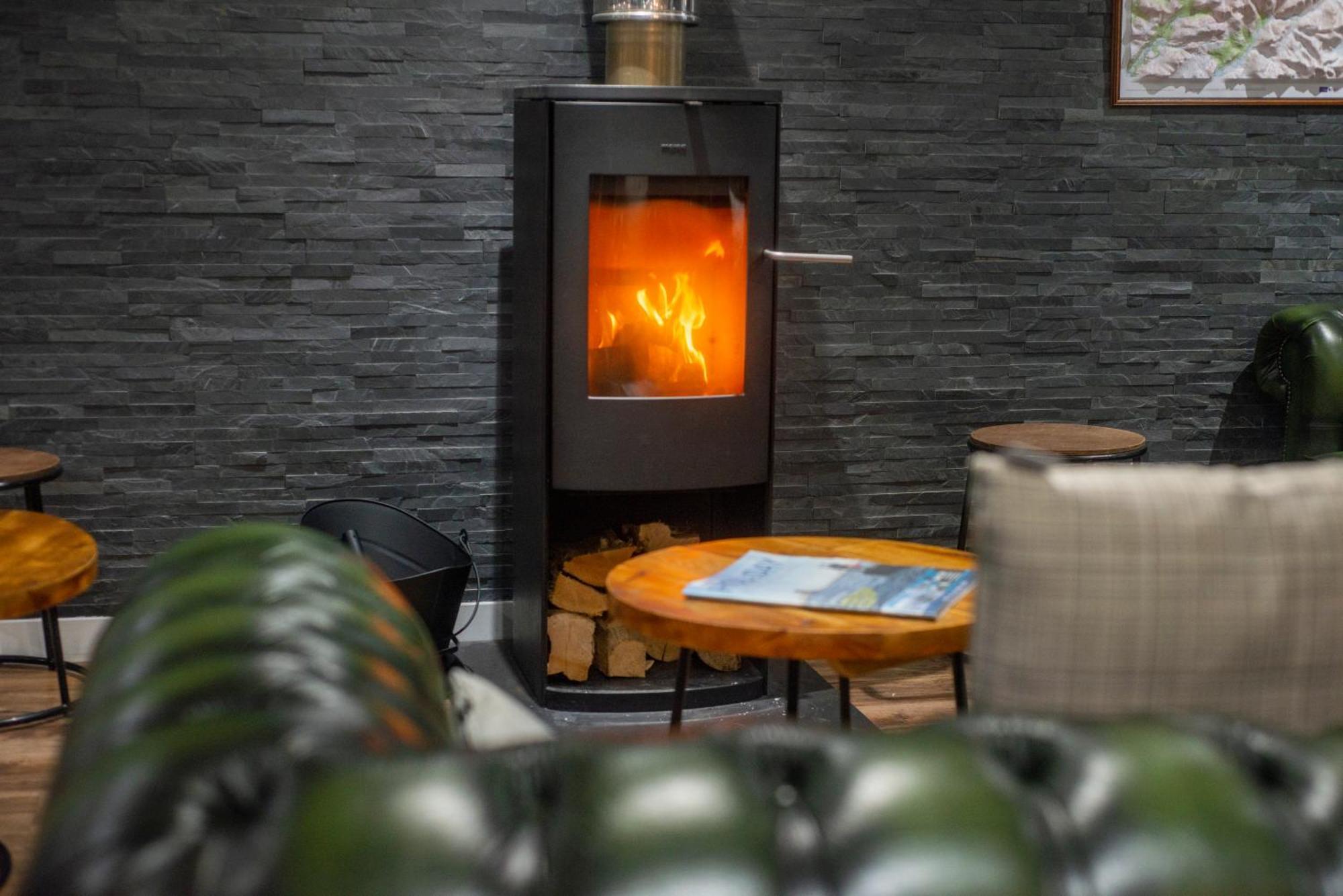 Glen Nevis Youth Hostel Форт-Вільям Екстер'єр фото A wood burning stove