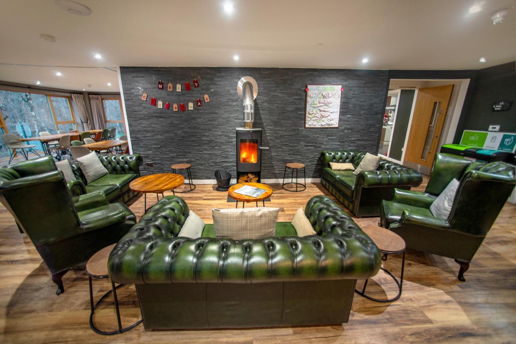 Glen Nevis Youth Hostel Форт-Вільям Екстер'єр фото The lounge at the station