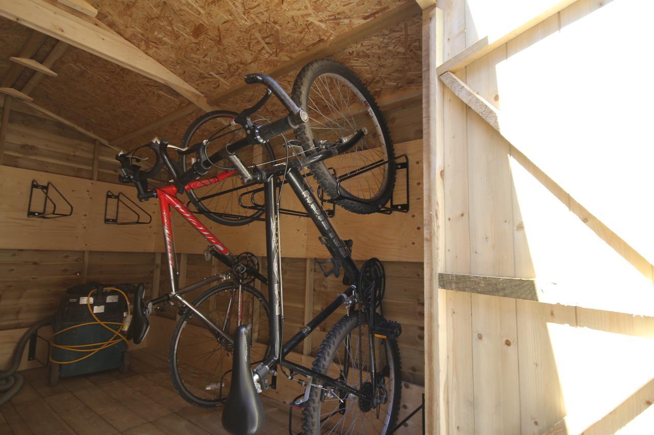 Glen Nevis Youth Hostel Форт-Вільям Екстер'єр фото A bicycle shed