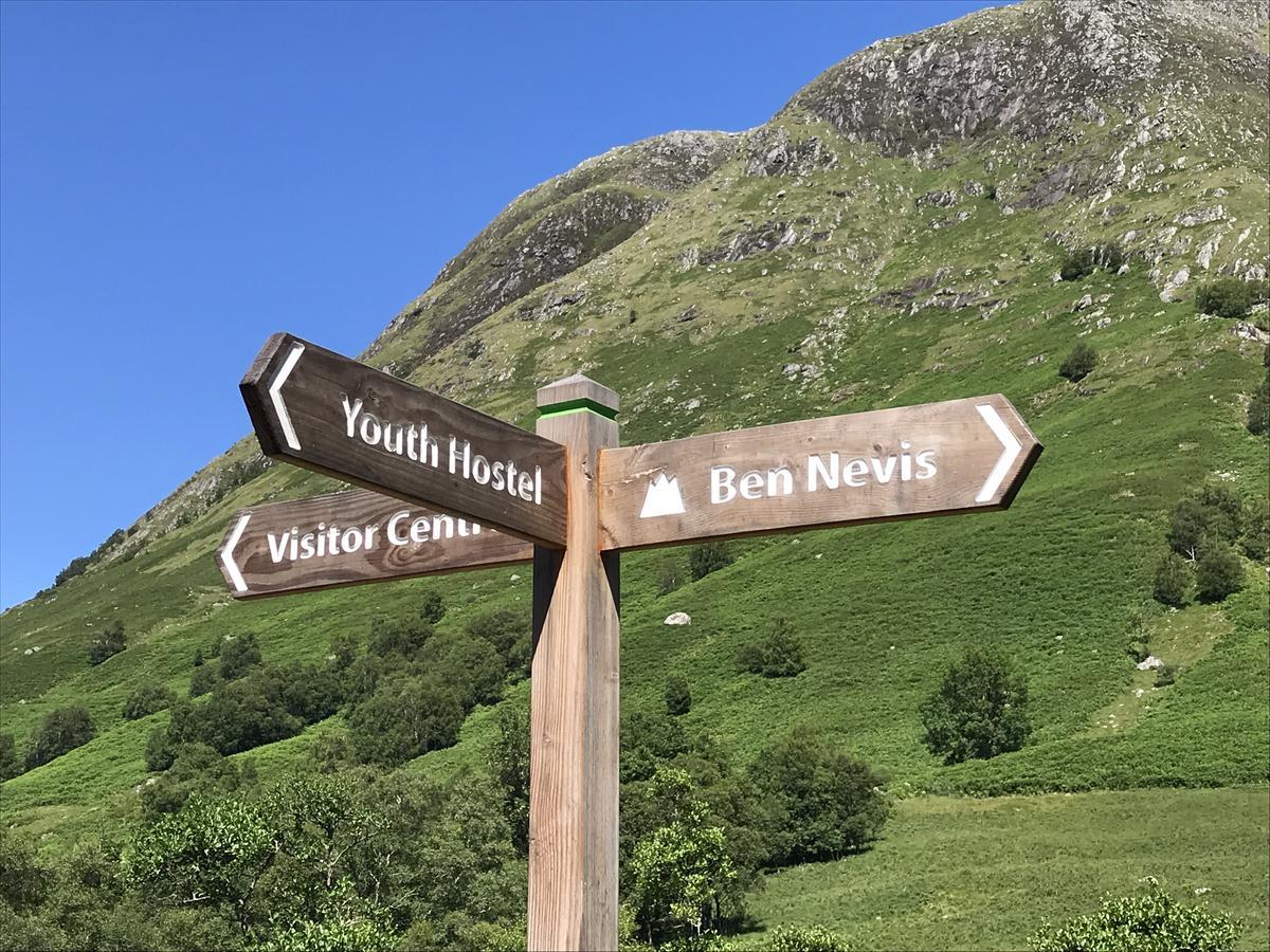 Glen Nevis Youth Hostel Форт-Вільям Екстер'єр фото Signpost at the Youth Hostel