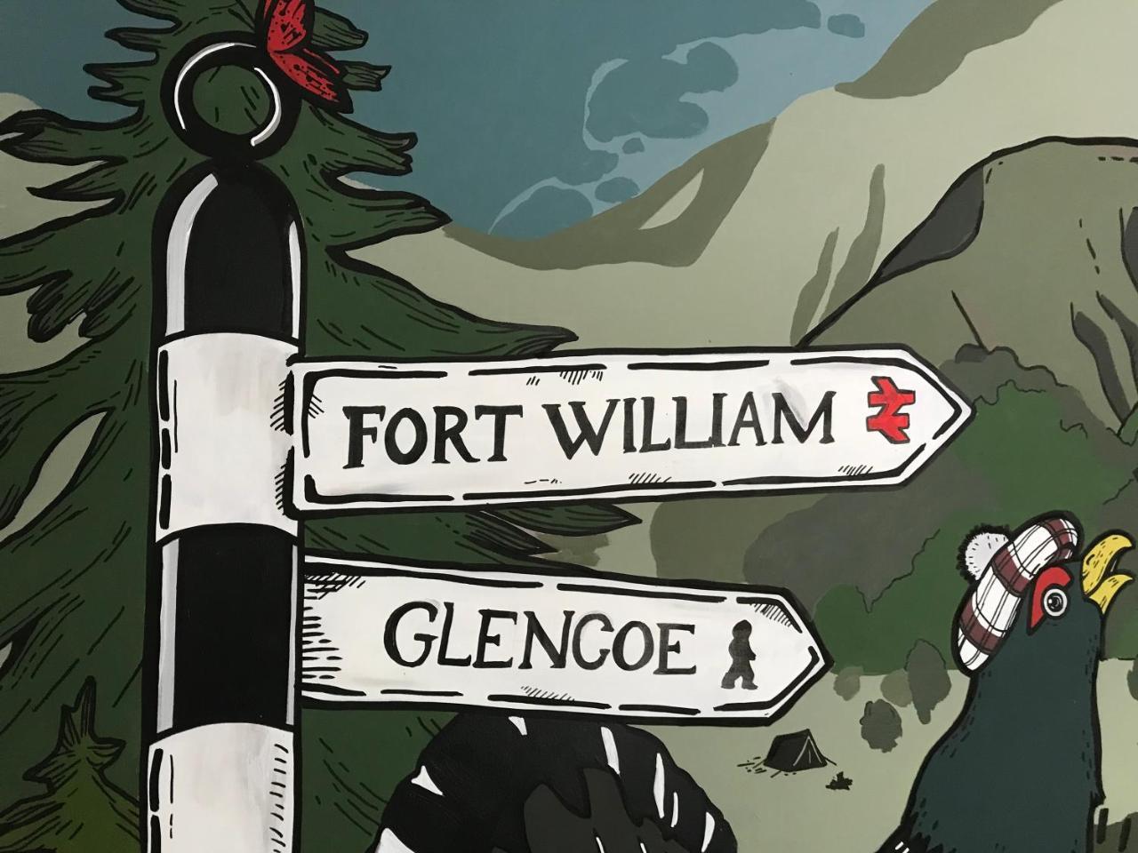 Glen Nevis Youth Hostel Форт-Вільям Екстер'єр фото The signpost for Fort William